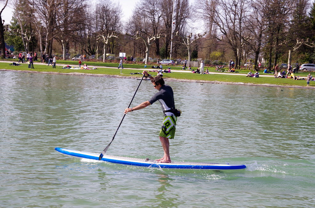 Man on a Stand Up Paddle Board showing how to hold the SUP Paddle correctly. Photo AIO Race gonflable by widiwici