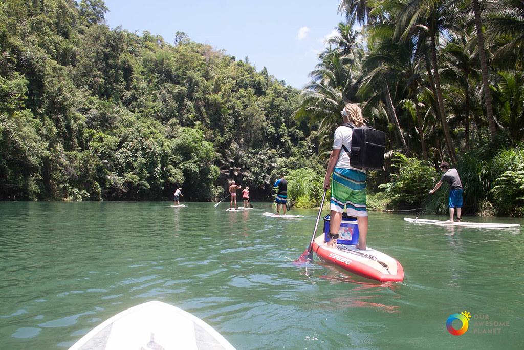Gruppe auf einer Tour mit Stand Up Paddle Boards, SUP Touring, "SUP Tours Philippines" by OURAWESOMEPLANET: PHILS #1 FOOD AND TRAVEL BLOG is licensed under CC BY-NC-SA 2.0