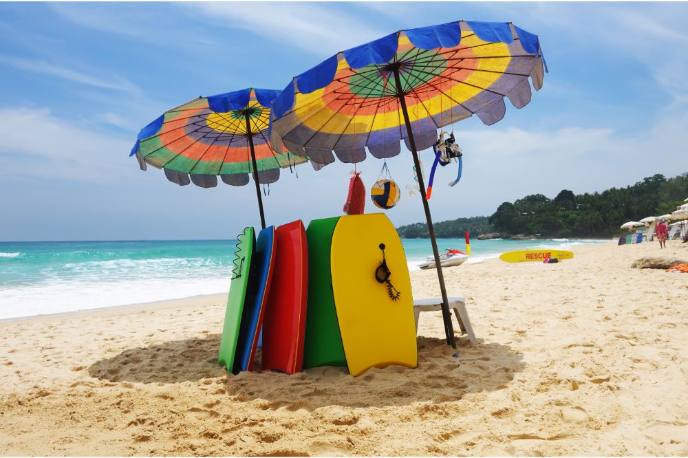 Beach with bodyboards, Picture showing different Bodyboards of an article containing a Bodyboard Buying Guide