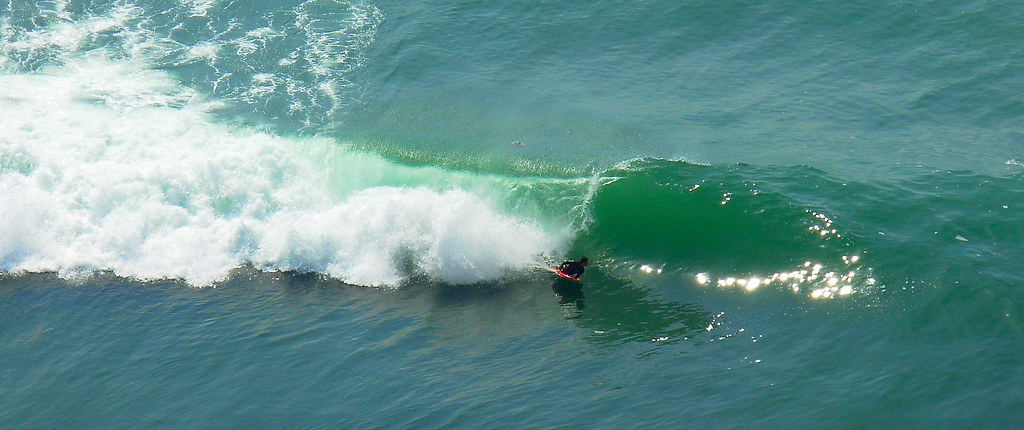 Bodyboarder in einer grossen Welle photo by Elena Campos in einem Artikel der die Frage erläutert Sind Bodyboard mit Finnen besser als Bodyboards ohne Finnen?