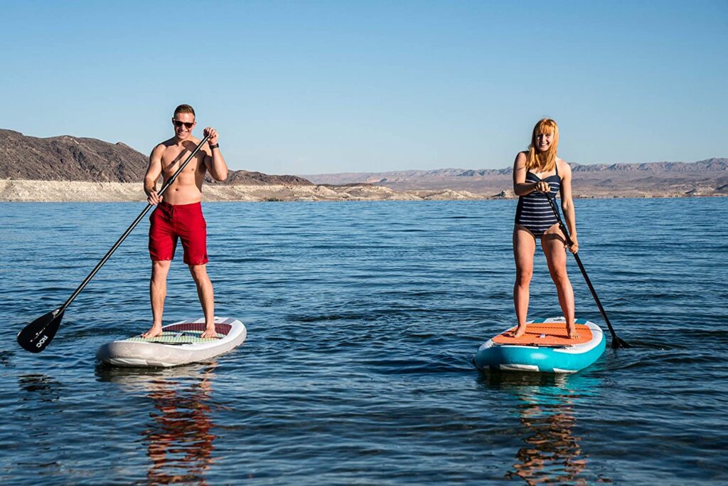 Coolwater Sports Wahl als bestes aufblasbares SUP Board unter 400 Euro, bestes aufblasbares Stand Up Paddle Board unter 400 Mann und Frau beim Stand Up Paddling auf einem See, Mann und Frau beim Stand Up Paddle Boarding