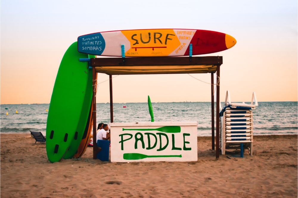Stand mit Stand Up Paddle Boards am Strand, Mietstand für Stand Up Paddle Boards