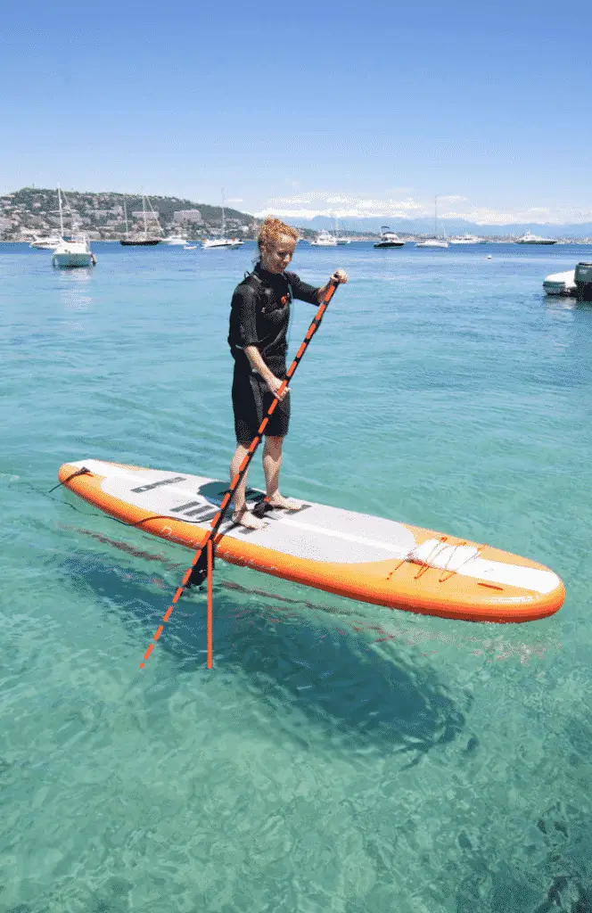 Picture showing how to hold a SUP Paddle correctly in Stand Up Paddle Boarding, Picture explaining why a SUP Paddle is angled. Important knowledge about hot to stand up paddle board