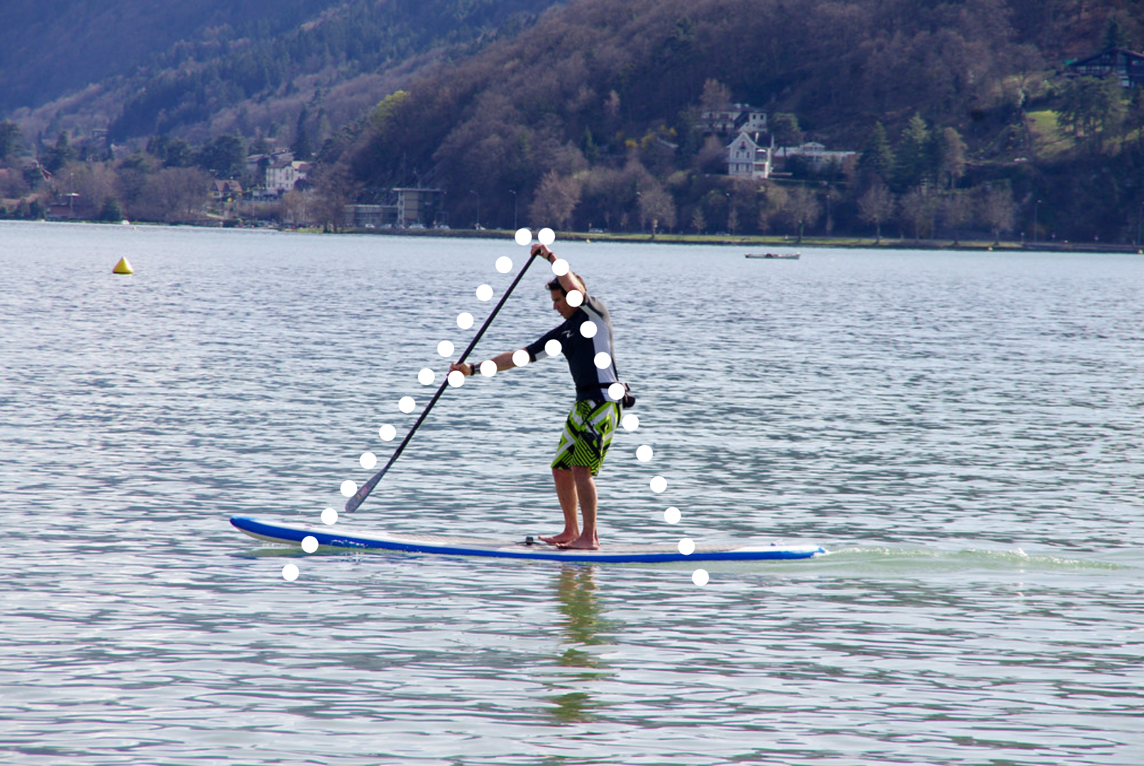 Mann der den richtigen Paddelzug in der Reach und Catch Phase zeigt, zwei wichtige Elemente einer guten SUP Paddeltechnik, Phot by widiwici