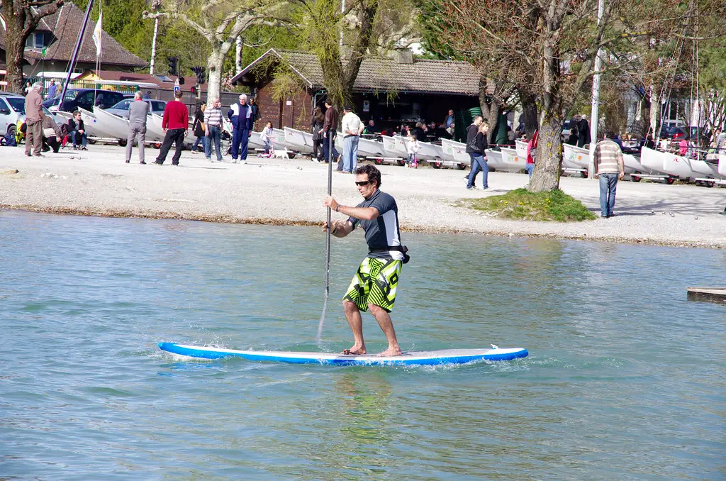 Mann der auf dem Stand Up Paddle Board mit der richtigen SUP Technik die Paddelseite wechselt.