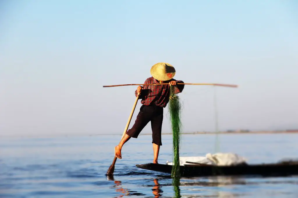 Burma Fisherman paddling technique, one of the first forms of Paddling in the History of Stand Up Paddling, early form of Stand Up Paddle Boarding