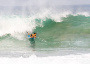 Bodyboarder welcher eine grosse Welle surft, Boogie Boarding in einer grossen Welle