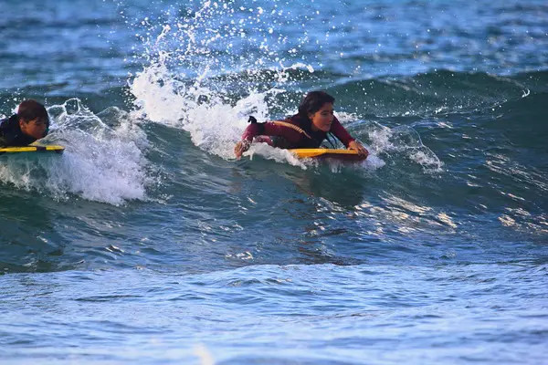 Bild das zeigt wie man beim Bodyboard eine Welle erwischt und mit surfen beginnt, Bild das zeigt wie man als Anfänger einfach die erste Welle beim Bodyboarden erwischt