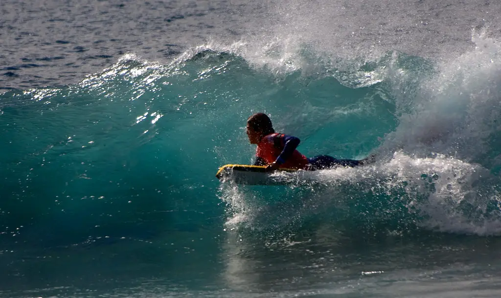picture showing the correct position when riding a wave with the bodyboard,