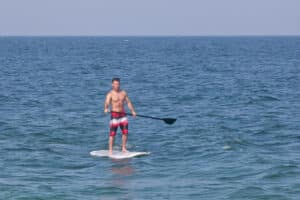 Paddleboarding, man on a Stand Up Paddleboard in an article about Paddle Board Turning Techique, picture by https://www.flickr.com/photos/36521958135@N01