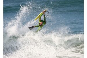 Mann der den Bodyboard Trick 360 Spin ausführt, Mann der mit einem Bodyboard einen coolen Trick ausführt, einfacher Trick mit dem Bodyboard ist der 360 Spin