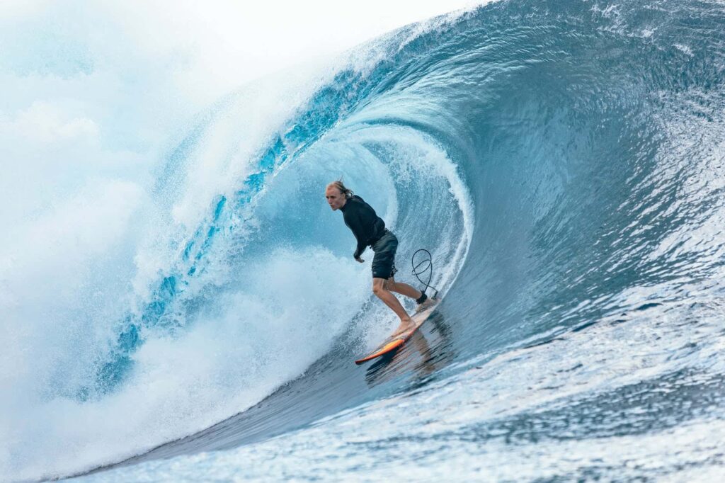 Mann der auf einer grossen Welle im Meer surft, Foto von Hugo Marin das in einem Artikel verwendet wird der die Unterschiede von Bodyboarding vs Surfing erklärt