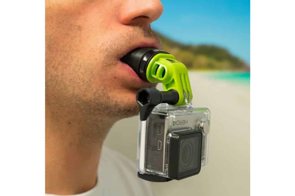 Mann mit einer GoPro Halterung für den Mund, mögliche Option für GoPro Videos beim SUP ist mittels einem Mundstück an dem die GoPro angebracht wird.