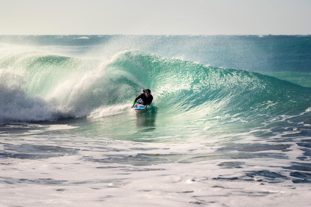 Bodyboard with fins attached vs without: what’s better?