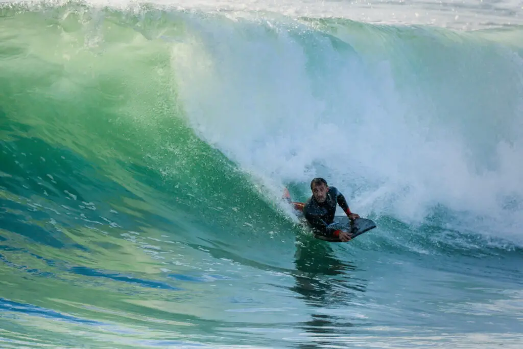 Bodyboarder der auf einer grossen Welle surft mit einem guten Bodyboard