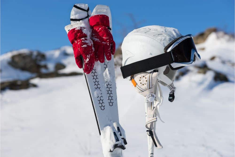 Handschuhe, Stöcke und Helm für Skifahren 