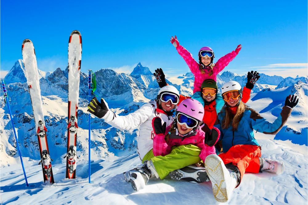 Familie beim Skifahren in den Bergen in einem Artikel über das wichtigste über Freeride Skifahren respektive Powder Skifahren