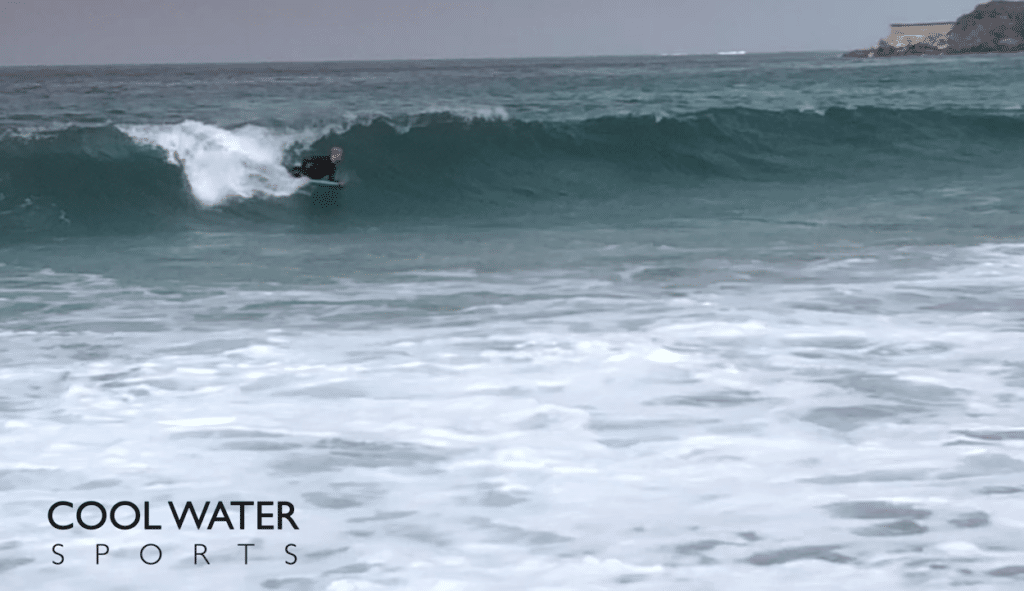 man riding a wave with a bodyboard used as cover picture of an article about the advantages of bodyboarding